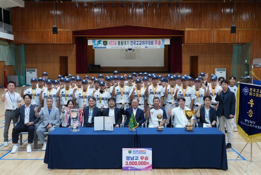 ▲ 김석준 교육감은 지난 2일 경남고 야구부를 방문해 특별훈련비를 전달한 뒤 현장을 찾아 선수들을 격려했다.ⓒ부산교육청