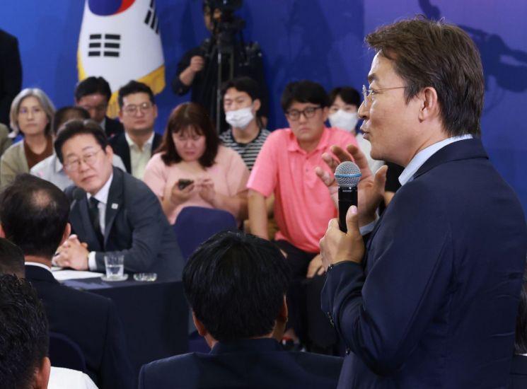 ▲ 이재명 대통령이 지난 7월4일 대전컨벤션센터에서 타운홀 미팅 형식으로 진행한 '국민소통 행보 2탄, 충청의 마음을 듣다' 간담회에서 권대영 당시 금융위 사무처장의 발언을 듣고 있다. /연합뉴스