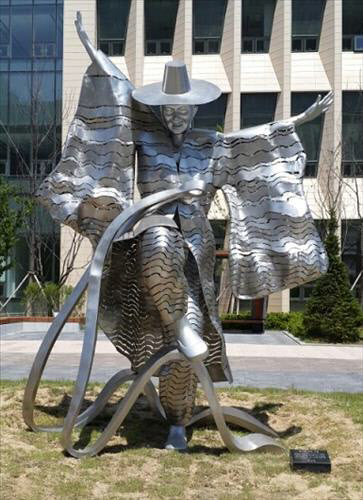 ▲ 저승사자’로 불리는 조형물 '흥겨운 우리가락'. ⓒ연합뉴스