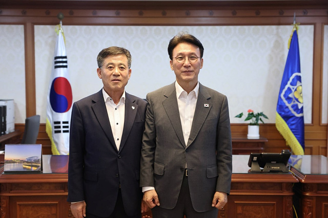 ▲ ⓒ정성주 김제시장이 김민석 총리와 기념촬영. 김제시청