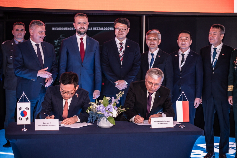▲ 손재일 대표가 현지 합작법인 계약식에서 계약서에 서명하는 모습. ⓒ한화에어로