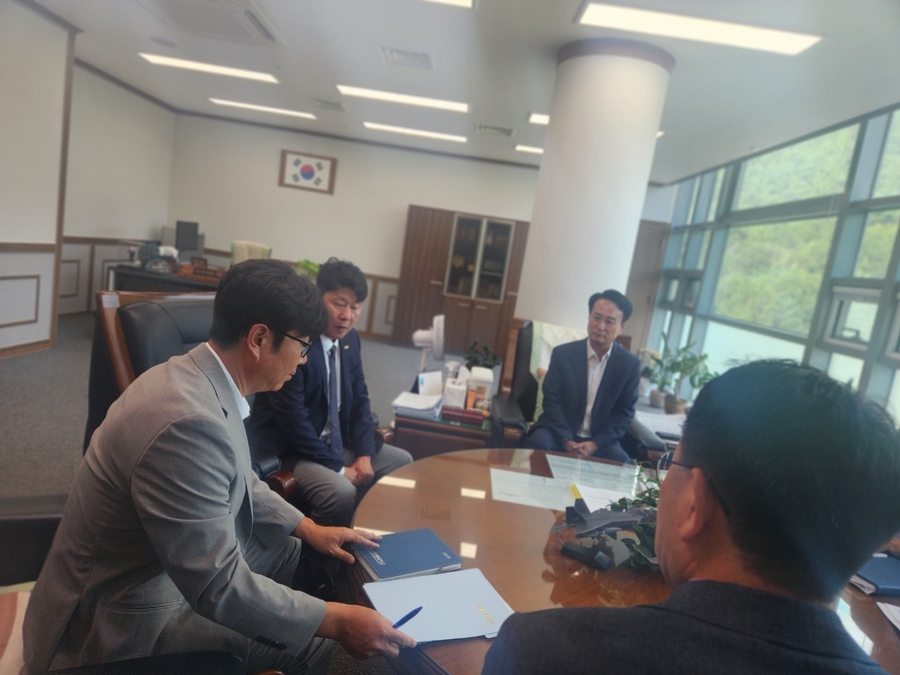 ▲ 박동식 사천시장과 국립창원대학교 박민원총장이 지난 2일 사천우주항공캠퍼스 조기 건립을 위한 간담회를 갖고 구체적인 협력 방안을 논의 했다.ⓒ사천시