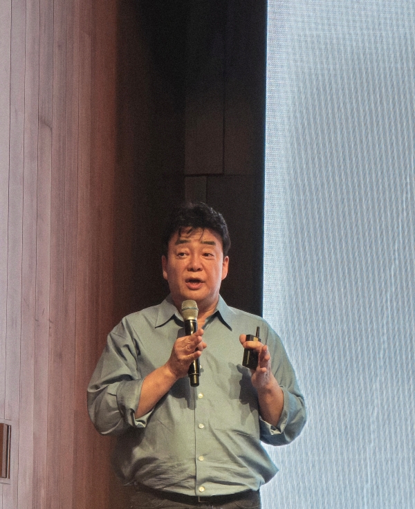 ▲ 백종원 더본코리아 대표가 3일 서울 중구 신라호텔에서 'TBK 글로벌 B2B 소스 론칭 기념 미디어간담회'를 열고 소스 사업 배경에 대해 설명 중이다. ⓒ최신혜 기자