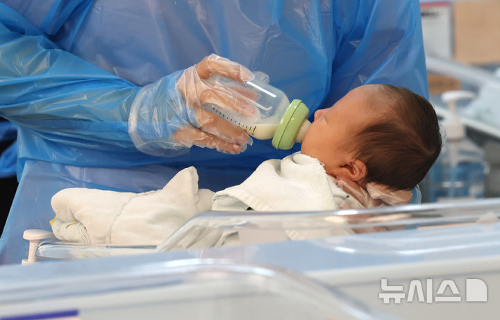 ▲ 경기도 고양시 CHA의과학대학교 일산차병원 신생아실에서 간호사가 신생아들을 돌보고 있다. ⓒ뉴시스
