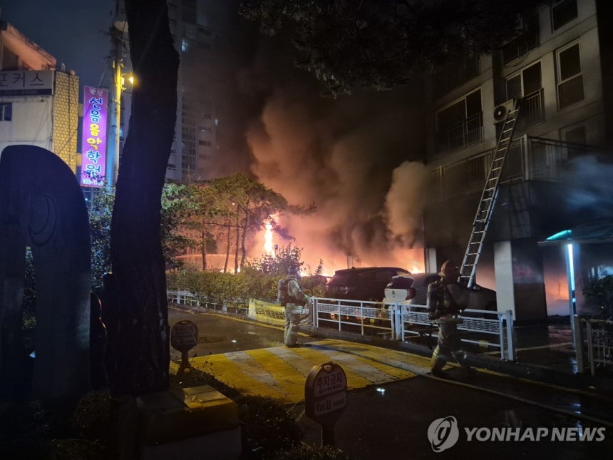 ▲ 주차장 필로티에 불이 난 광명 아파트. ⓒ연합뉴스