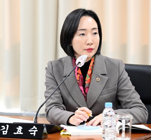 ▲ 김효숙 세종시의회 의원(나성동)이 최근 제100회 정례회 산업건설위원회에서 전국 최고 수준의 하수도 요금으로 시민과 소상공인의 부담이 크다며 대책 마련을 촉구하고 있다.ⓒ세종시의회