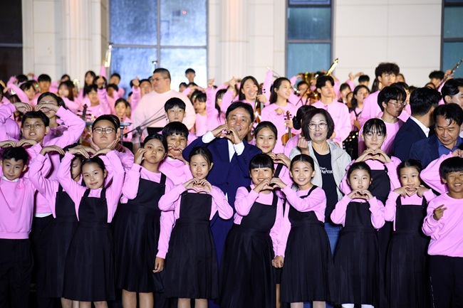 ▲ 지난해 10월 화천커뮤니티센터 앞 특설무대에서 열린 '화천 청소년이 수놓는 가을 별빛 하모니' 음악회 단체 사진. ⓒ화천군
