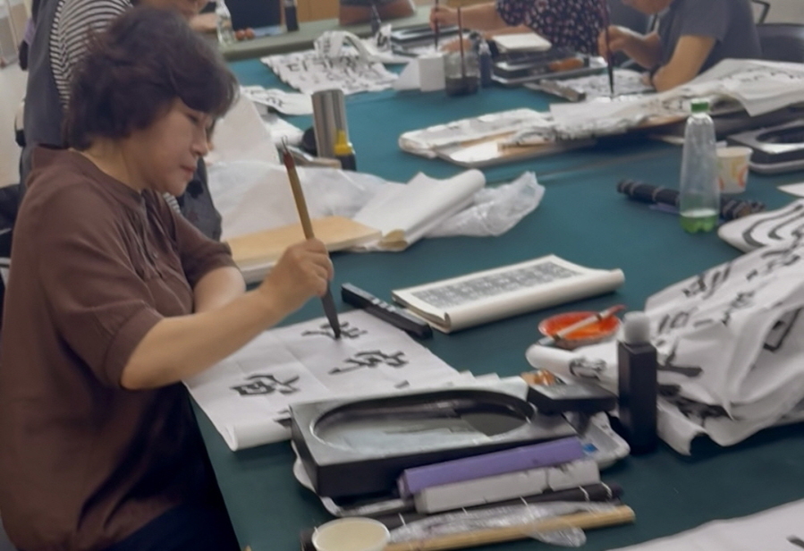 ▲ 평생교육원에서 한 시민이 붓글씨를 쓰고 있다ⓒ김천시 제공