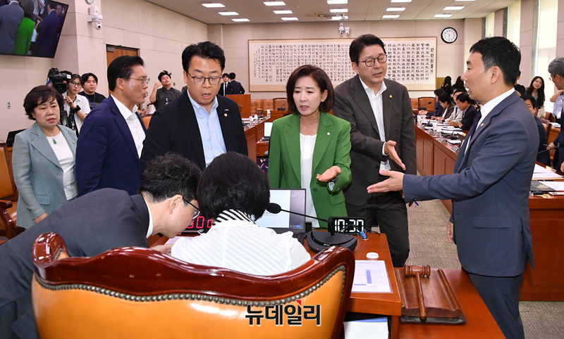 ▲ 국민의힘 의원들이 2일 국회에서 열린 법제사법위원회 전체회의에서 나경원 국민의힘 의원 등이 추미애 위원장의 의사 진행 방식에 대해 항의하고 있다. ⓒ이종현 기자