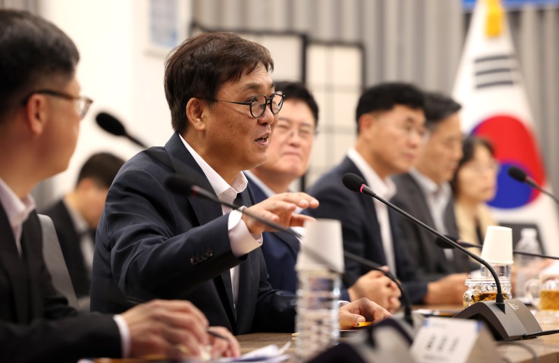 ▲ 최휘영 문화체육관광부 장관이 3일 서울 종로구 국립현대미술관 서울관에서 열린 K-관광 혁신 전담팀 출범식에서 참석자들과 관광정책에 대한 의견을 나누고 있다.ⓒ문체부