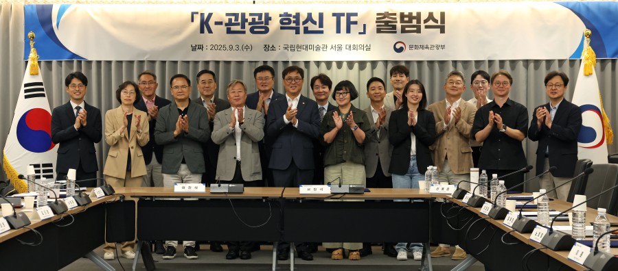 ▲ 최휘영 문화체육관광부 장관이 3일 서울 종로구 국립현대미술관 서울관에서 열린 K-관광 혁신 전담팀 출범식에서 기념촬영을 하고 있다.ⓒ문체부