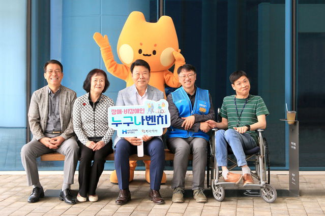 ▲ 현대제철이 지난 2일 당진시청에서 '누구나 벤치' 기증식을 갖고 관계자들과 함께 기념촬영을 하고 있다. (왼쪽 세번째부터 당진시 오성환 시장, 현대제철 박천탁 실장) ⓒ현대제철