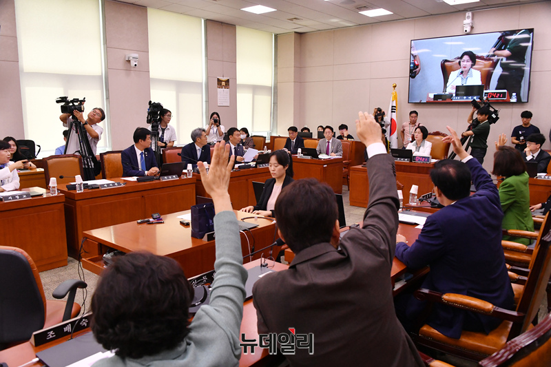 ▲ 국민의힘 의원들이 2일 국회에서 열린 법제사법위원회 전체회의에서 나경원 국민의힘 의원 등이 추미애 위원장의 의사 진행 방식에 대해 항의하고 있다. 2025.09.02. ⓒ이종현 기자