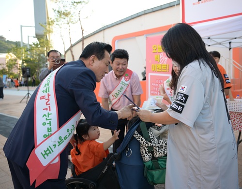 ▲ 지난 2일 대전 한화생명볼파크에서 열린 한화 이글스 경기에서 ‘논산 프로모션 데이에서 백성현 논산시장이 시민들에게 2027 논산세계딸기산업엑스포와 2025 강경 젓갈축제를 홍보하고 있다.ⓒ논산시