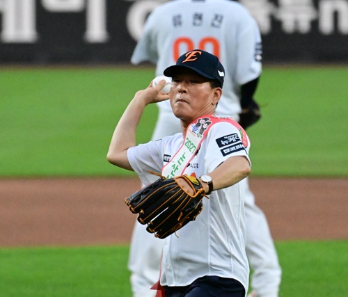 ▲ 백성현 논산시장이 지난 2일 대전 한화생명볼파크에서 열린 한화 이글스 경기에서 27번 유니폼을 입고 시구를 하고 있다.ⓒ논산시