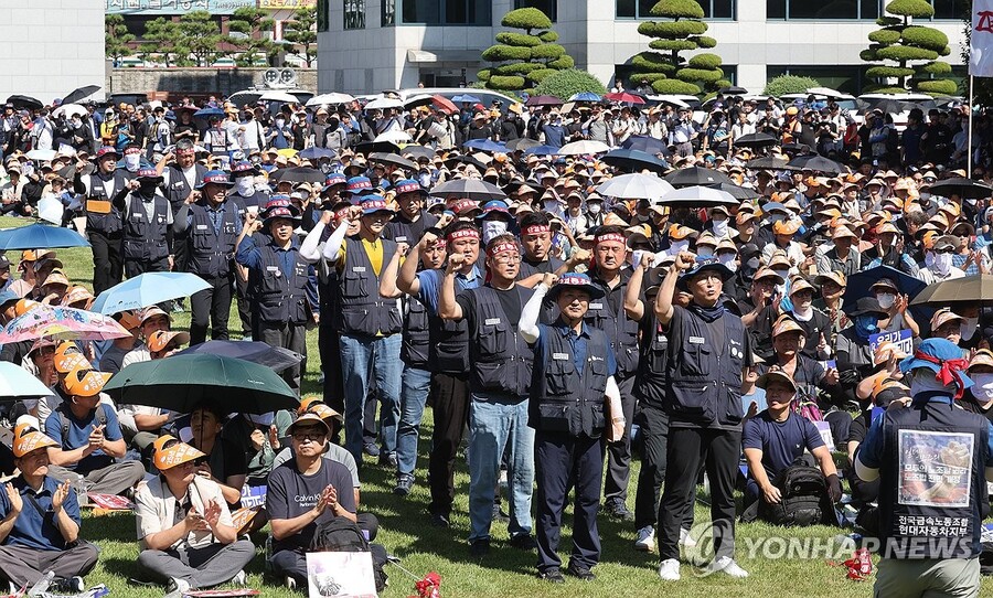 ▲ 3일 울산시 북구 현대자동차 울산공장 본관 앞에서 현대차 노조의 총파업 결의대회가 열리고 있다. 이날 노조는 올해 임금 및 단체협약 교섭 난항으로 부분 파업에 들어갔다. ⓒ연합뉴스