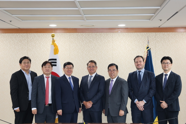 ▲ '제2회 에코바디스 평가 대응 세미나' 참석자들. 좌측부터 KPC 문중성 경영컨설팅 본부장, KOTRA 박은균  ESG 경영실장, KOTRA 이희상 수석부사장, 에코바디스 CEO Mr. Frederic Trinel (프레데릭 트리넬), KPC 박성중 회장, 에코바디스 아시아태평양 지역 수석부사장 Mr. Richard Bourne (리챠드 본), KPC ESG컨설팅센터 김상일 센터장 ⓒ한국생산성본부