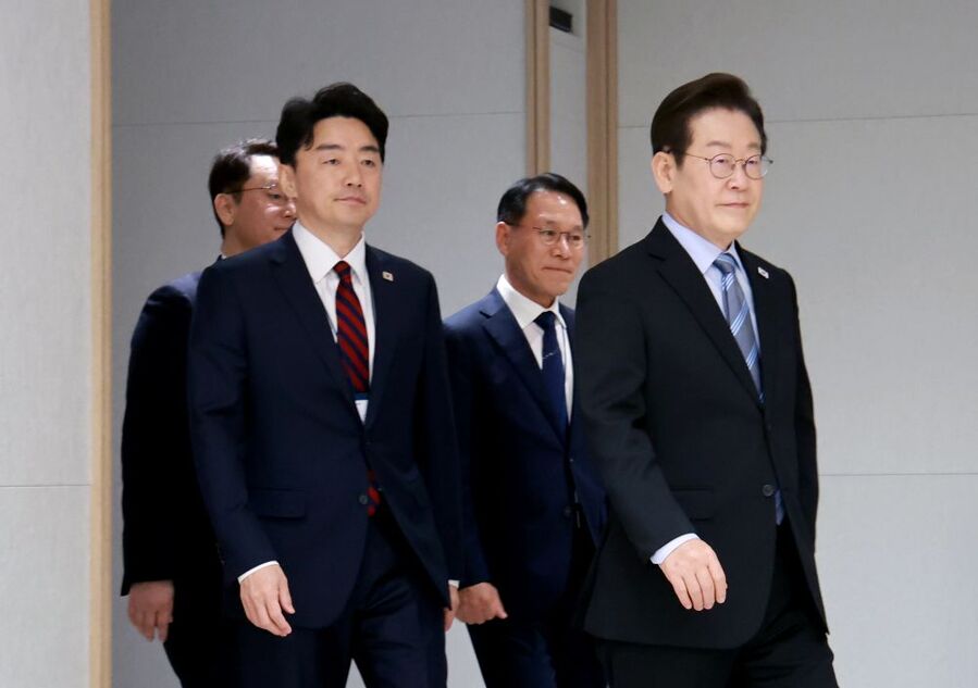 ▲ 이재명 대통령이 2일 서울 용산 대통령실 청사에서 열린 대장 진급·보직 신고 및 삼정검 수치 수여식에 입장하고 있다. ⓒ뉴시스