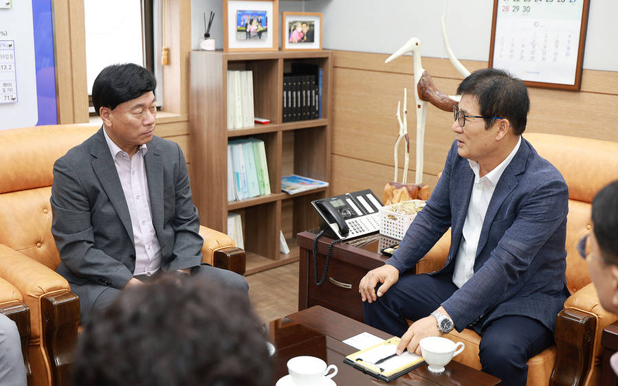 ▲ 2일 함평군청 군수실, 함평군-금호타이어 면담, 김명선 금호타이어 부사장(왼쪽) 이상익 함평군수(오른쪽)ⓒ 함평군 제공