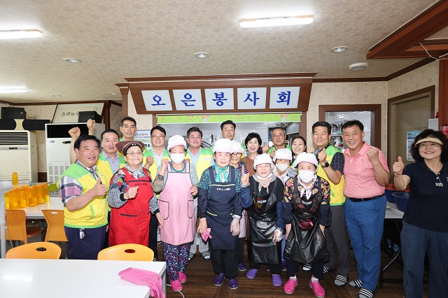 ▲ 포항시의회는 3일 오전 오천무료급식소를 찾아 봉사활동을 펼쳤다.ⓒ포항시의회