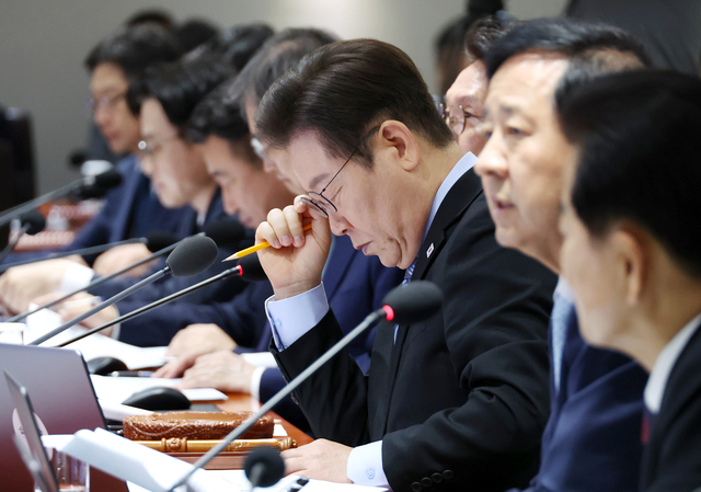 ▲ 이재명 대통령이 지난 2일 오전 서울 용산 대통령실에서 열린 국무회의에서 토의 자료를 살펴보고 있다.ⓒ연합뉴스