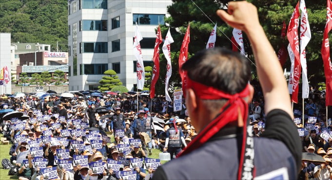 ▲ 현대자동차 노조 조합원들이 3일 현대차 울산공장 본관 앞에서 총파업 결의대회를 열고 있다. ⓒ연합뉴스