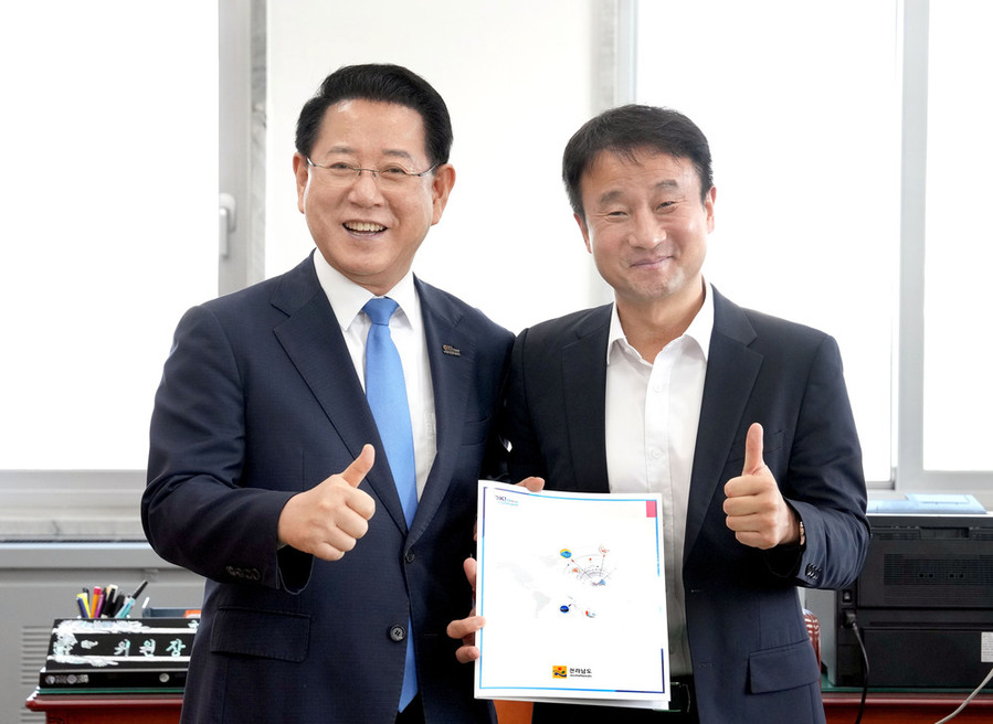 ▲ 김영록 전라남도지사가 3일 서울 국회에서 한병도 국회 예산결산특별위원장과 면담을 갖고 2026년 전남도 국고 핵심 사업을 건의하고 협조를 요청하고 있다.ⓒ전라남도 제공