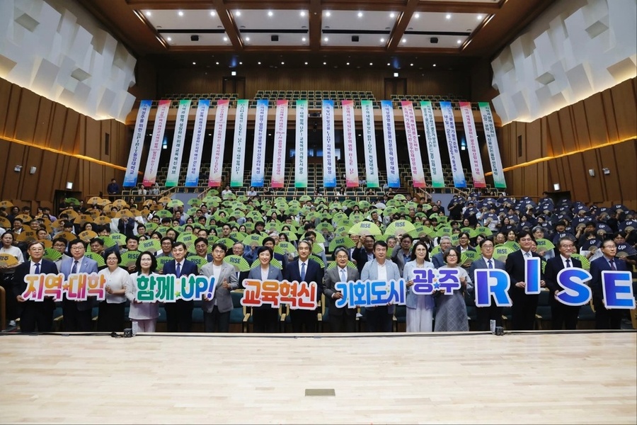 ▲ 강기정 광주광역시장이 3일 전남대학교에서 열린 ‘광주라이즈(RISE) 비전 선포식’에 참석해 기념촬영을 하고 있다.ⓒ광주광역시 제공