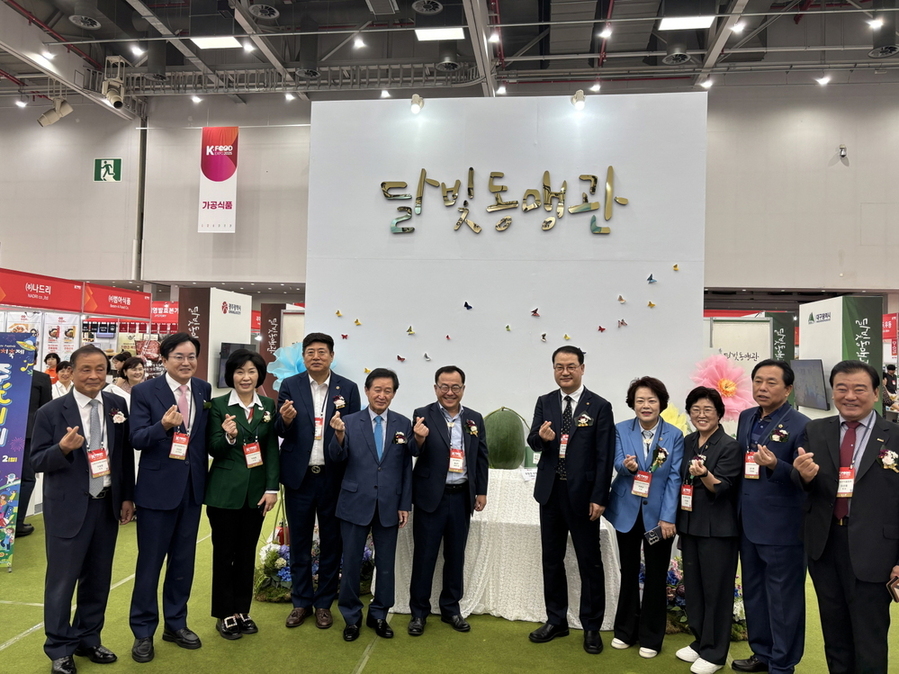 ▲ 김영문 문화경제부시장이 3일 대구전시컨벤션센터에서 열린 ‘2025 대구식품산업전’에 참가해 달빛동맹관을 살펴본 뒤 기념촬영을 하고있다.ⓒ광주광역시 제공