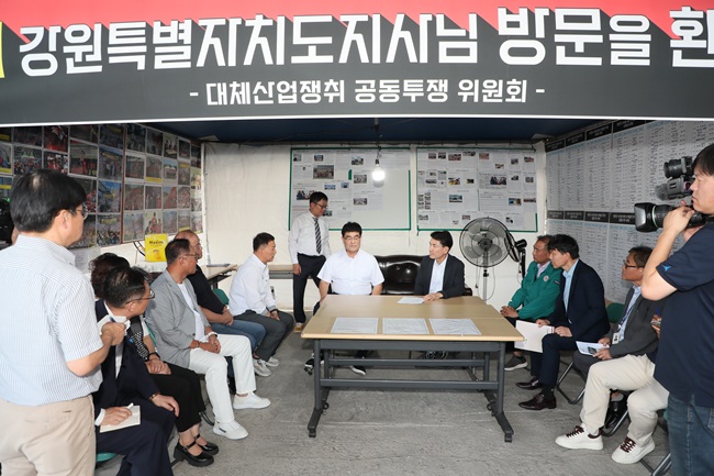 ▲ 김진태 도지사는 지역 주민들로 구성된 삼척시 도계읍 대체산업 쟁취 투쟁위원회를 찾아 위원들을 격려했다. ⓒ강원특별자치도