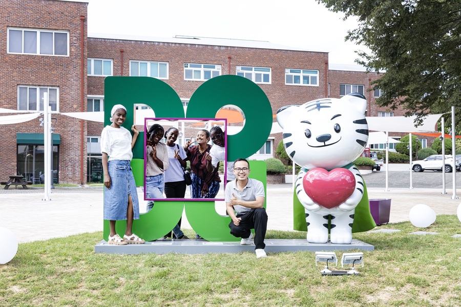 ▲ 대구대학교(총장 박순진)가 법인 창립 80주년과 대학 개교 70주년을 맞아 학생들의 문화와 소통을 위한 새로운 캠퍼스 공간인 ‘두두광장’을 개소했다.ⓒ대구대