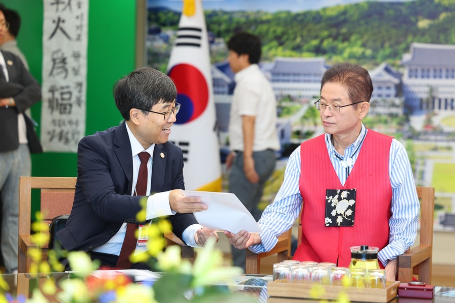 ▲ 이철우 경상북도지사는 3일 도청에서 진행된 인터뷰를 통해 단체 관광객 무비자 허용에 맞춘 중국인 관광객 유치 방안, 10월 개최되는 APEC 정상회의에 대한 준비 상황 등을 직접 소개했다.ⓒ경북도