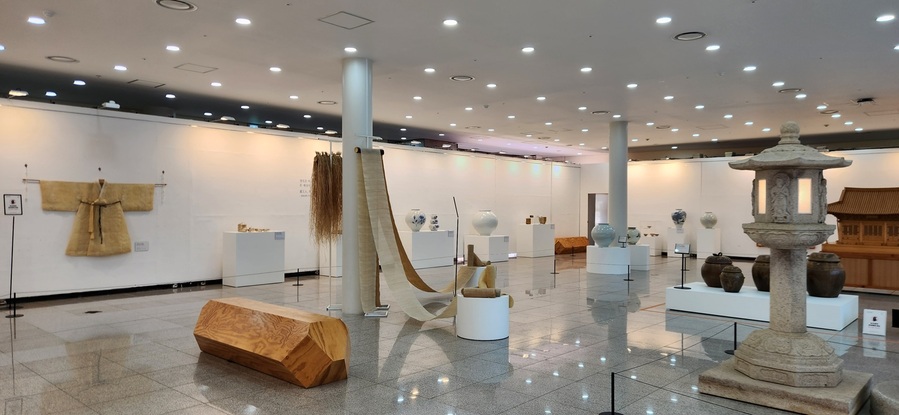 ▲ 경상북도는 3일 경주엑스포대공원 문화센터에서 무형유산 기능 보유자와 전승자 등 100여 명이 참석한 가운데 경북 전통문화의 아름다움과 장인 정신을 한눈에 볼 수 있는 ‘2025년 경상북도 무형유산대전’ 개막식을 개최하고 13일까지 이어간다.ⓒ경북도