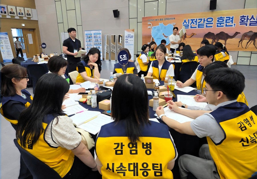 ▲ 경상북도는 3일 경북도청 화백당에서 APEC 정상회의 대비 신종 감염병 위기 상황 대응을 위해 ‘2025년 신종·재출현 감염병 위기관리 대응훈련’을 진행했다.ⓒ경북도