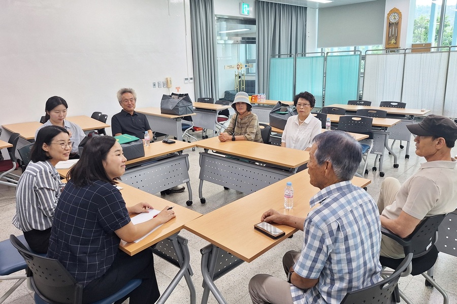 ▲ 청송군(군수 윤경희)은 지난 28일 청송군 보건의료원 3층 회의실에서 AI-IoT 기반 어르신 건강관리사업의 일환으로 ‘우리 동네 걷기왕’ 시상식을 열었다.ⓒ청송군