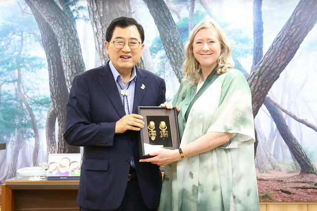 ▲ 주낙영 시장이 지난 1일 경주시장실에서 던 베넷 주한뉴질랜드 대사를 접견한 후 기념촬영을 하고 있다.ⓒ경주시