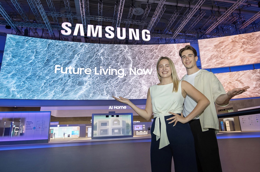 ▲ 오는 5일부터 9일(현지시간) 'IFA 2025'가 열리는 독일 베를린 '메세 베를린(Messe Berlin)'의 '시티큐브 베를린(City Cube Berlin)'에 위치한 삼성전자 전시관 입구에서 삼성전자 모델이 전시 주제인 'AI 홈, 미래 일상을 현실로 (AI Home - Future Living, Now)'를 소개하고 있다.ⓒ삼성전자