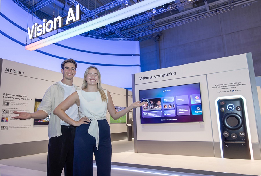 ▲ 오는 5일부터 9일(현지시간) 'IFA 2025'가 열리는 독일 베를린 '메세 베를린(Messe Berlin)'의 '시티큐브 베를린(City Cube Berlin)'에 위치한 삼성전자 전시관에서 삼성전자 모델이 비전 AI를 소개하고 있다.ⓒ삼성전자