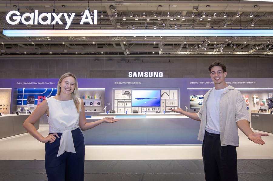 ▲ 오는 5일부터 9일(현지시간) 'IFA 2025'가 열리는 독일 베를린 '메세 베를린(Messe Berlin)'의 '시티큐브 베를린(City Cube Berlin)'에 위치한 삼성전자 전시관에서 삼성전자 모델이 갤럭시 AI를 소개하고 있다.ⓒ삼성전자