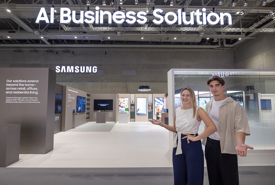 ▲ 오는 5일부터 9일(현지시간) 'IFA 2025'가 열리는 독일 베를린 '메세 베를린(Messe Berlin)'의 '시티큐브 베를린(City Cube Berlin)'에 위치한 삼성전자 전시관에서 삼성전자 모델이 AI 비즈니스 솔루션' 존을 소개하고 있다.ⓒ삼성전자