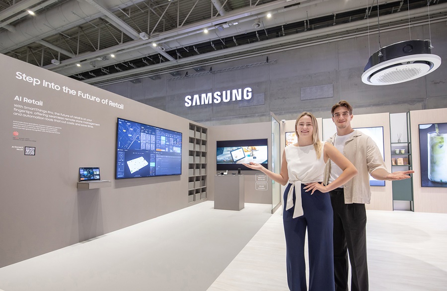 ▲ 오는 5일부터 9일(현지시간) 'IFA 2025'가 열리는 독일 베를린 '메세 베를린(Messe Berlin)'의 '시티큐브 베를린(City Cube Berlin)'에 위치한 삼성전자 전시관에서 삼성전자 모델이 AI 스토어를 소개하고 있다.ⓒ삼성전자