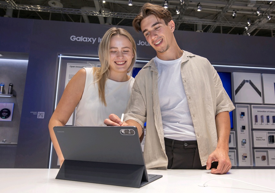 ▲ 오는 5일부터 9일(현지시간) 'IFA 2025'가 열리는 독일 베를린 '메세 베를린(Messe Berlin)'의 '시티큐브 베를린(City Cube Berlin)'에 위치한 삼성전자 전시관에서 삼성전자 모델이 갤럭시 탭S11 울트라를 소개하고 있다.ⓒ삼성전자