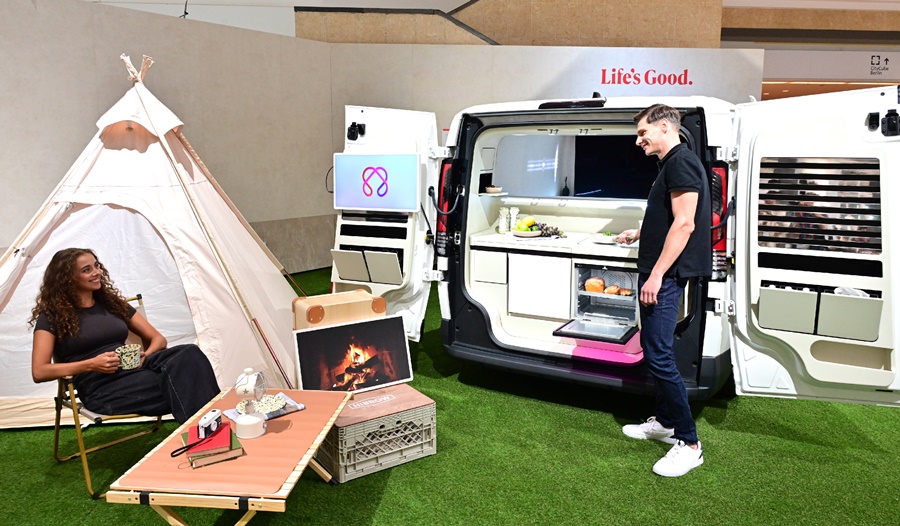 ▲ LG전자가 현지시간 5일부터 독일 베를린에서 열리는 유럽 최대 가전 전시회 ‘IFA 2025’에 참가한다. 사진은 모델이 전시관 내 AI 모빌리티 공간 솔루션 ‘슈필라움’을 전시한 ‘AI홈 솔루션 존‘에서 집을 넘어 모빌리티로 확장되는 ‘LG AI홈’을 체험 중인 모습.ⓒLG전자