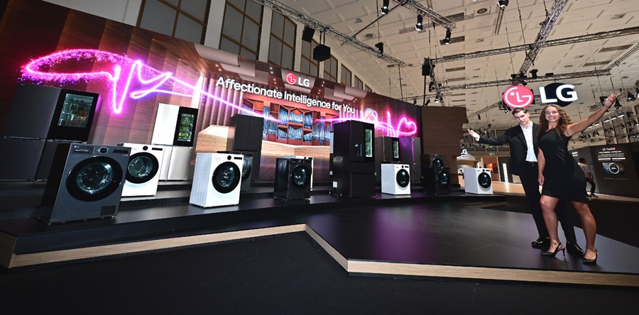 ▲ LG전자가 현지시간 5일부터 독일 베를린에서 열리는 유럽 최대 가전 전시회 ‘IFA 2025’에 참가한다. LG전자는 전시관 입구에 AI홈 허브 ‘씽큐 온’의 지휘 아래 다양한 가전들이 서로 연결되며 고객의 일상을 업그레이드 하는 'LG AI홈'을 형상화한 'LG AI 가전의 오케스트라' 연출 공간을 마련했다.ⓒLG전자