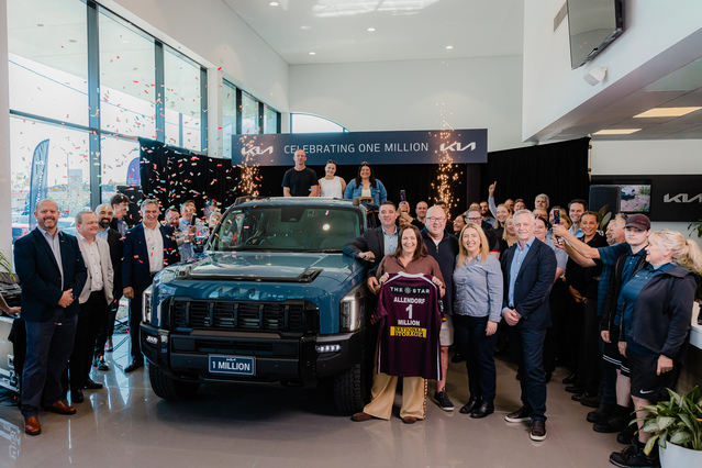 ▲ 3일(현지시간) 호주 퀸즈랜드 모토라마 딜러사에서 열린 '100만대 판매 달성 기념식'에서 참석자들이 기념 촬영을 하고 있다. ⓒ기아