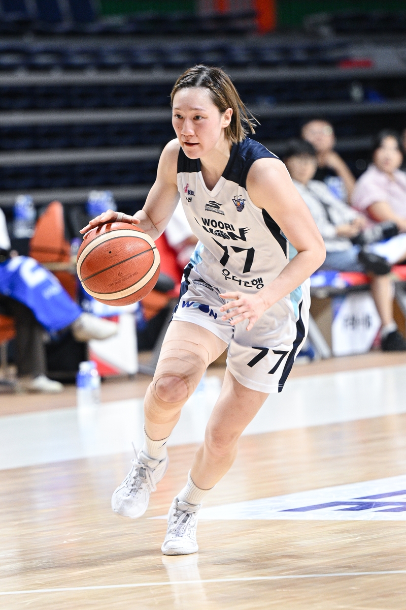 ▲ 우리은행이 박신자컵에서 삼성생명을 꺾고 2승을 거두며 4강 진출의 불씨를 살렸다.ⓒWKBL 제공