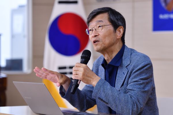 ▲ 지난 3일 소담동 복합커뮤니티센터에서 열린 관내 6개 교원·학부모 단체와 함께 교사의 정치기본권 보장을 위한 좌담회에서.곽노현 전 서울시교육감이 기조강연을 하고 있다.ⓒ세종교육연구원