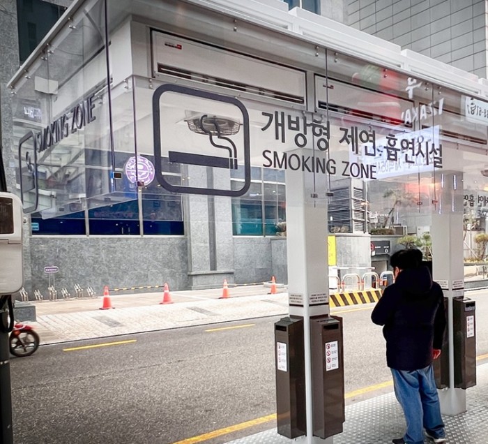 ▲ '2025 대한민국 공공디자인대상' 공모에서 대통령상을 수상한 서울 서초구청의 개방형 제연 흡연시설.ⓒ문체부