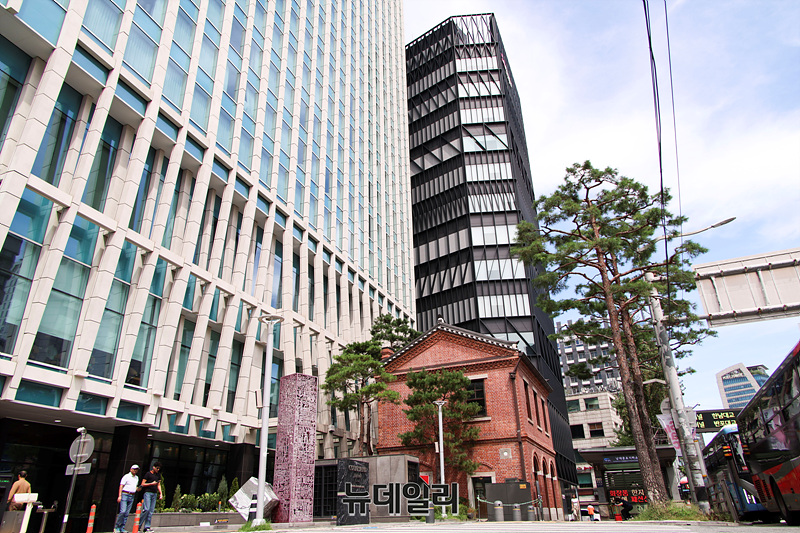 ▲ 호텔 입구에 위치한 2층 규모 한옥 상가는 국가등록문화재 제662호로 지정돼 있다. ⓒ서성진 기자