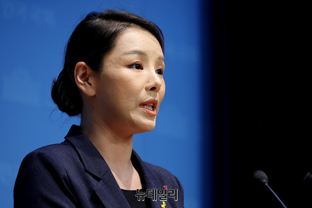 ▲ 강미정 조국혁신당 대변인이 4일 국회 소통관에서 기자회견을 하고 있다. ⓒ이종현 기자